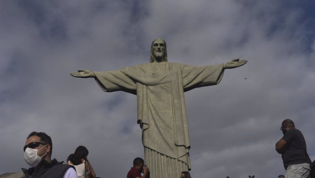 ep archivo - personas con mascarilla por el coronavirus junto al cristo del corcovado de rio de