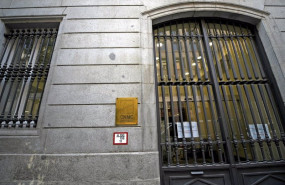 ep archivo   placa identificativa y entrada al edificio de la cnmc en madrid espana a 29 de julio de