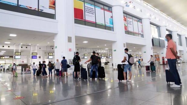 ep archivo - salida de turistas y residentes al aeropuerto pablo ruiz picasso malaga a 22 de junio