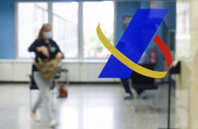 ep archivo   simbolo de la agencia tributaria en una de las oficinas del organismo