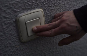 ep archivo - un hombre toca una llave de la luz en madrid