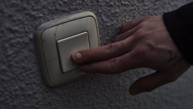 ep archivo - un hombre toca una llave de la luz en madrid