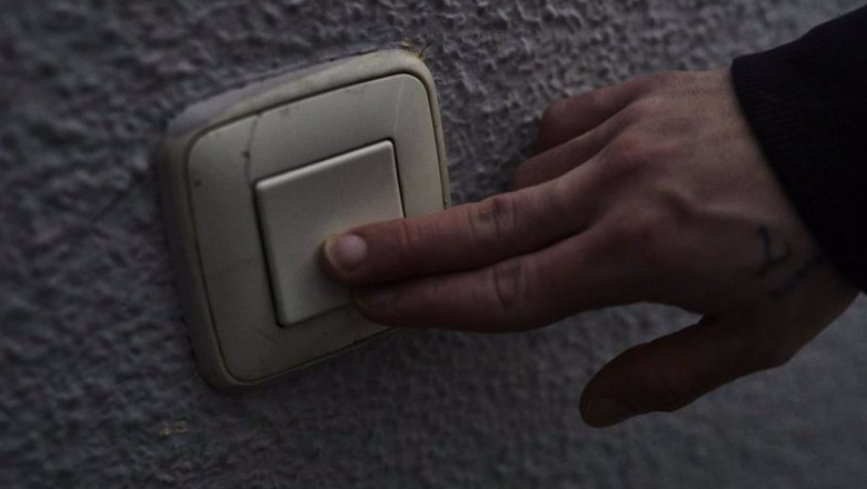 Jesús Hellín - Europa Press - Archivo ep archivo - un hombre toca una llave de la luz en madrid