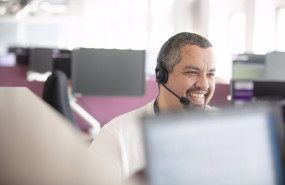 ep archivo   un teleoperador trabajando en un centro de atencion al cliente