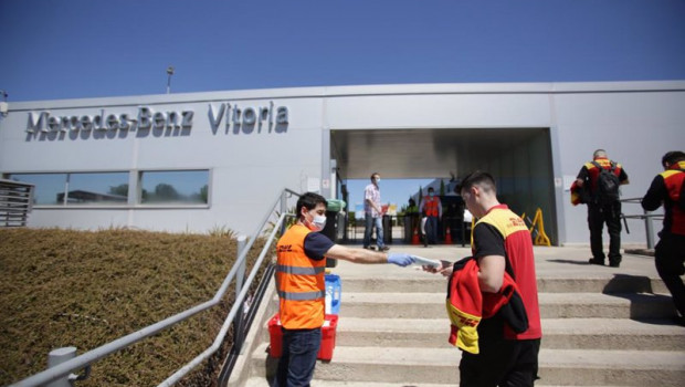 ep archivo   un trabajador de la planta de mercedes benz de vitoria