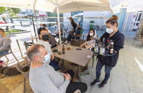 ep archivo   una camarera atendiendo a los clientes en una terraza