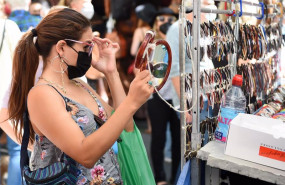 ep archivo   una mujer se prueba unas gafas de sol