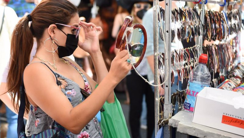 Archivo - Una mujer se prueba unas gafas de sol | Gustavo Valiente - Europa Press - Archivo ep archivo una mujer se prueba unas gafas de sol