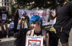 ep archivo   una persona sostiene una pancarta durante una protesta frente al congreso de los
