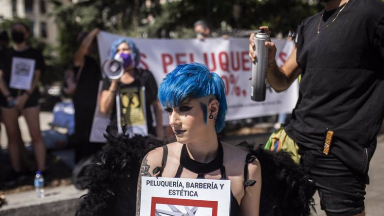 Archivo - Una persona sostiene una pancarta durante una protesta frente al Congreso de los Diputados para exigir el IVA reducido | Alejandro Martínez Vélez - Europa Press - Archivo ep archivo una persona sostiene una pancarta durante una protesta frente al congreso de los