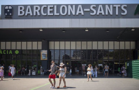 ep archivo varias personas a las puertas de la estacion de ave barcelona sants ep archivo varias personas a las puertas de la estacion de ave barcelona sants