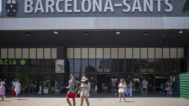 ep archivo varias personas a las puertas de la estacion de ave barcelona sants ep archivo varias personas a las puertas de la estacion de ave barcelona sants