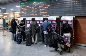 ep archivo   varias personas sacando un billete de ave en la estacion de atocha madrid