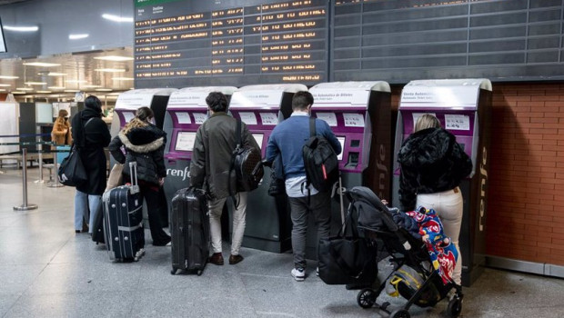 ep archivo   varias personas sacando un billete de ave en la estacion de atocha madrid