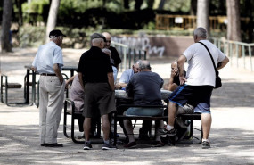 ep archivo   varios pensionistas en un parque de madrid
