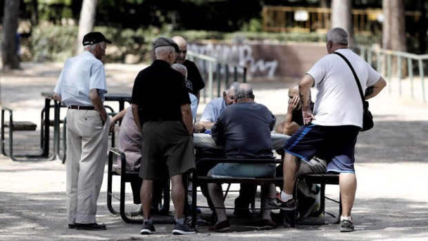 ep archivo   varios pensionistas en un parque de madrid