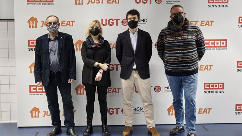 Chema Martínez y Juana Olmedo (CCOO), Patrik Bergareche (Just Eat) y Álvaro Vicioso (UGT) en la formalización del acuerdo | JUST EAT ep chema martinez y juana olmedo ccoo patrik bergareche just eat y alvaro vicioso ugt en la