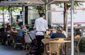ep clientes de un bar se refrescan en la terraza a 15 de julio de 2025 en madrid espana