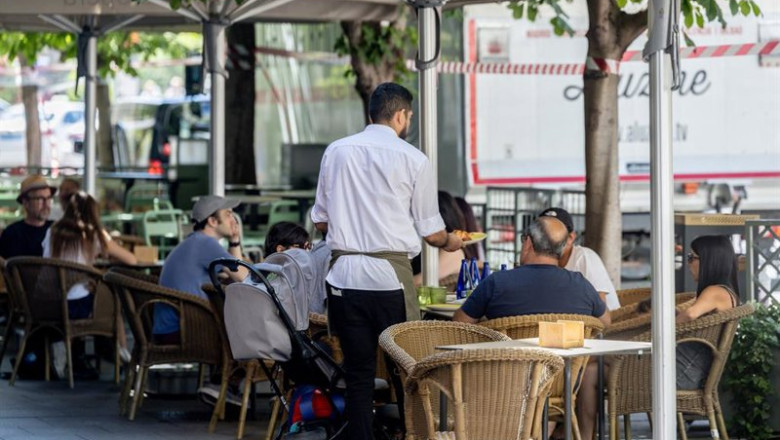 ep clientes de un bar se refrescan en la terraza a 15 de julio de 2025 en madrid espana