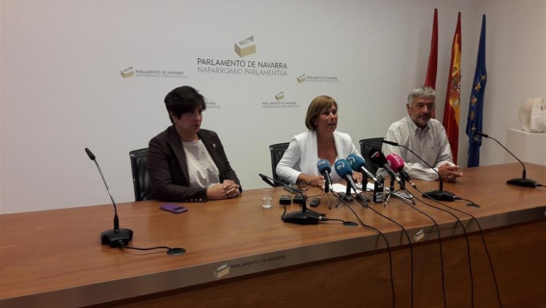 De izquierda a derecha, María Solana, Uxue Barkos y Koldo Martínez, parlamentarios de Geroa Bai, en rueda de prensa. | EUROPA PRESS ep de izquierda a derecha maria solana uxue barkos y koldo martinez parlamentarios de geroa bai en