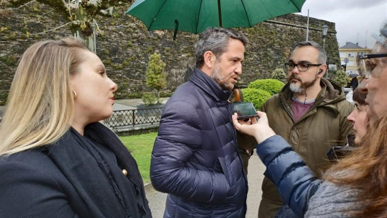 El diputado del PP por Lugo Jaime de Olano ofrece declaraciones a los medios en las inmediaciones de la Muralla de Lugo | EUROPA PRESS ep diputadopplugo jaimeolano ofrece declaracioneslos medioslas inmediacionesla murallalugo