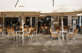 ep dos personas disfrutan en la terraza de un establecimiento el mismo dia de la reapertura de la
