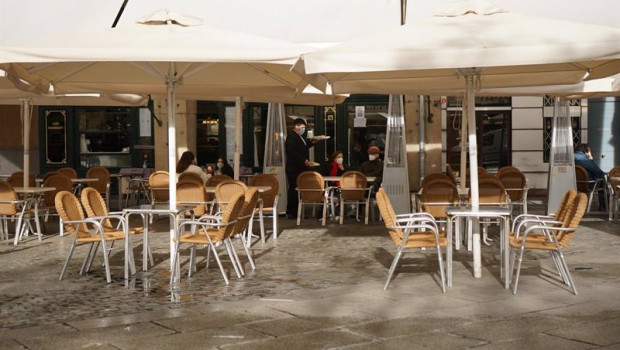 ep dos personas disfrutan en la terraza de un establecimiento el mismo dia de la reapertura de la