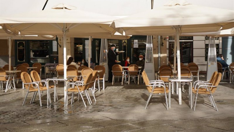ep dos personas disfrutan en la terraza de un establecimiento el mismo dia de la reapertura de la ep dos personas disfrutan en la terraza de un establecimiento el mismo dia de la reapertura de la