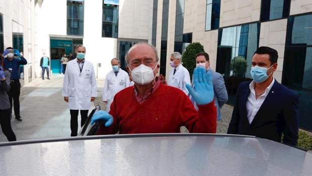 ep el alcalde de malaga francisco de la torre sale sonriente del hospital donde fue intervenido el