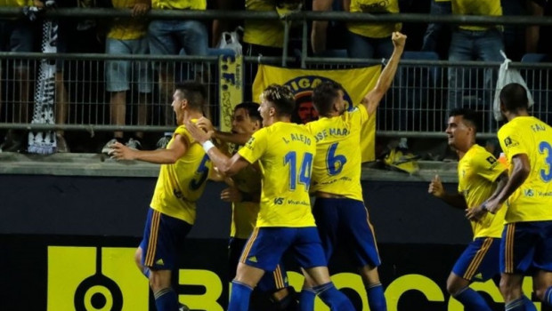 ep el cadiz mantiene su pleno en lo alto de la tabla