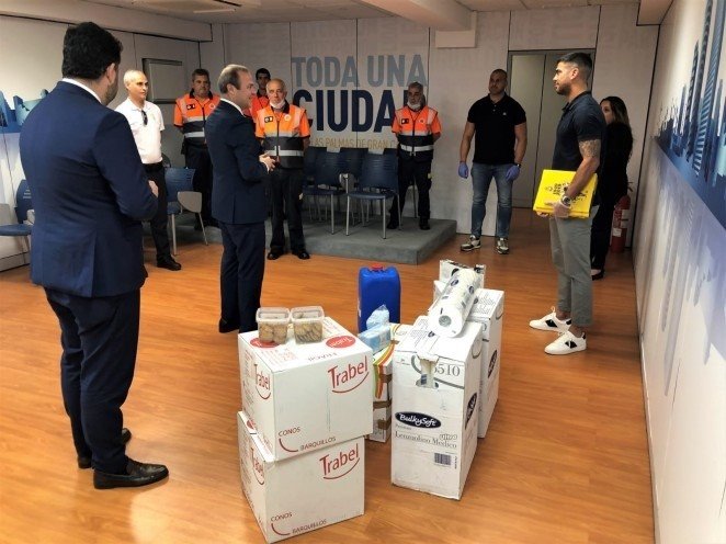 ep el capitan de la ud las palmas aythami artiles ha entregado en nombre de toda la plantilla del ep el capitan de la ud las palmas aythami artiles ha entregado en nombre de toda la plantilla del