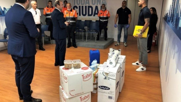 ep el capitan de la ud las palmas aythami artiles ha entregado en nombre de toda la plantilla del