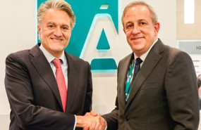 ep el director general de avoris juan carlos gonzalez y el presidente de microsoft en espana alberto