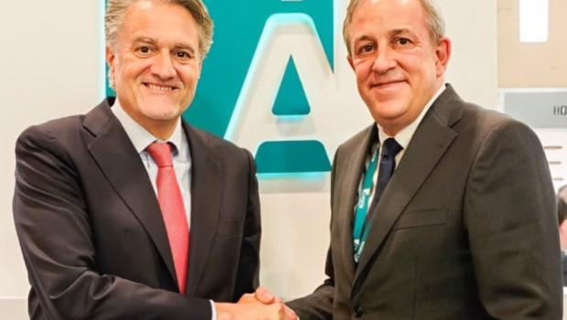 ep el director general de avoris juan carlos gonzalez y el presidente de microsoft en espana alberto