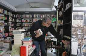 ep el librero y hermano de fernando trueba jesus trueba coloca libros de su libreria la buena vida-