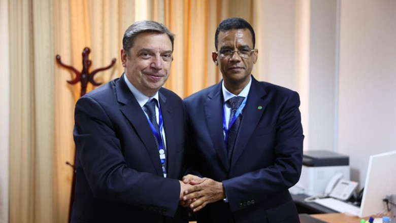 El ministro de Agricultura, Pesca y Alimentación, Luis Planas, en una reunión con el titular de Pesca, Infraestructuras Marítimas y Portuarias de Mauritania, Fadhili Sidaty | MAPA ep el ministro de agricultura pesca y alimentacion luis planas en una reunion con el titular de