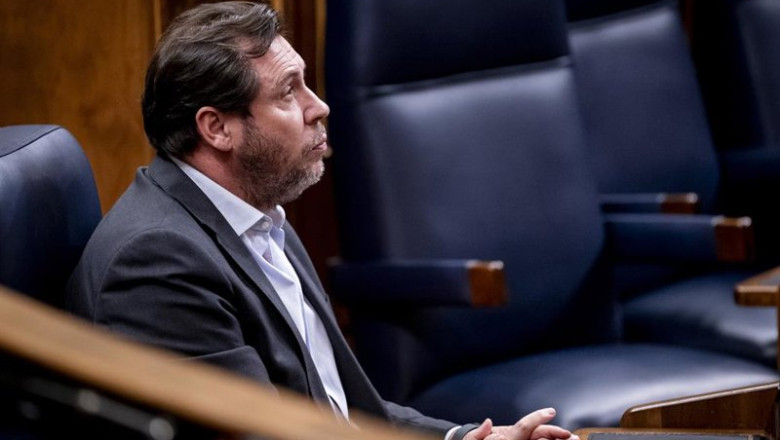 El ministro de Transportes y Movilidad Sostenible, Óscar Puente (d), durante un pleno en el Congreso de los Diputados, a 10 de febrero de 2026, en Madrid | A. Pérez Meca - Europa Press ep el ministro de transportes y movilidad sostenible oscar puente d durante un pleno en el congreso