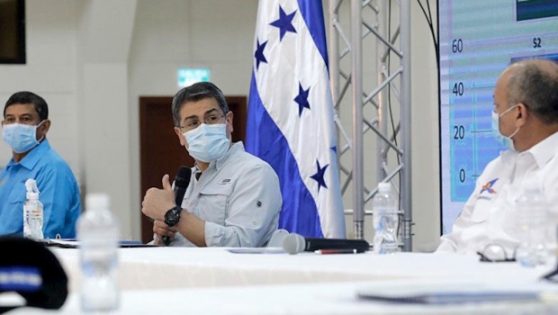 ep el presidente de honduras juan orlando hernandez con mascarilla por la pandemia de coronavirus