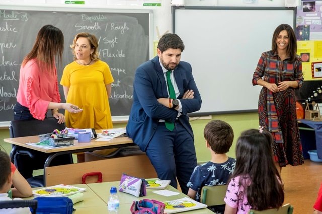 El presidente de la Región de Murcia, Fernando López Miras, durante una visita a un colegio. | PP - Archivo ep el presidente de la region de murcia fernando lopez miras durante una visita a un colegio