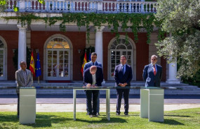 ep el secretario general de ccoo unai sordo firma el acuerdo del ejecutivo nacional con los agentes