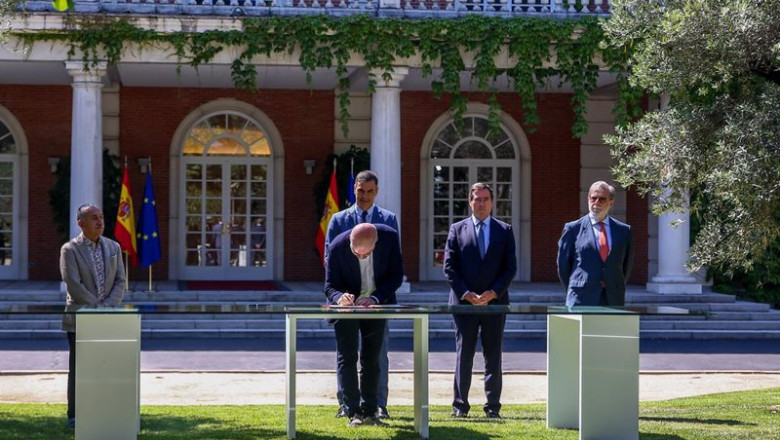El secretario general de CCOO, Unai Sordo, firma el acuerdo del Ejecutivo nacional con los agentes sociales para reformar las pensiones con la presencia (i-d) del secretario general de UGT, Pepe Álvarez; el presidente del Gobierno, Pedro Sánchez; el presi | Ricardo Rubio - Europa Press ep el secretario general de ccoo unai sordo firma el acuerdo del ejecutivo nacional con los agentes