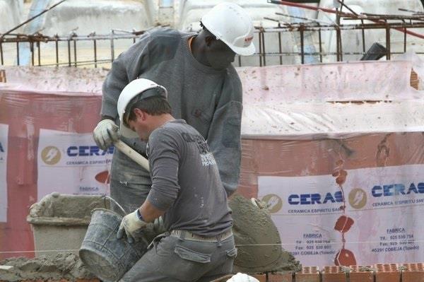 Imagen de unos trabajadores extranjeros en una obra | MINISTERIO DE EMPLEO ep imagenunos trabajadores extranjerosuna obra