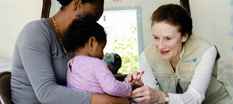 ep la directora ejecutivaunicef henrieta fore visitauna joven madresu pequenoun centrola ciudad mexicanatijuana dondeencontrabanhaber huidosu paisla violencia