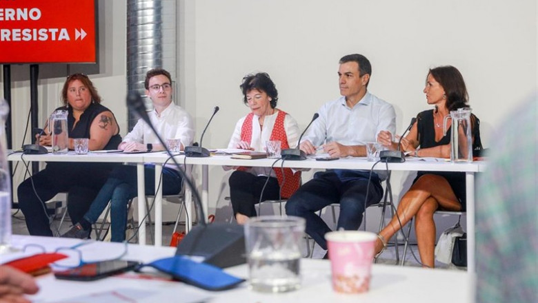 La ministra de Educación y Formación Profesional en funciones, Isabel Celaá, y el presidente del Gobierno en funciones, Pedro Sánchez, en la reunión con representantes educativos el pasado 6 de agosto. | Ricardo Rubio - Europa Press ep la ministra de educacion y formacion profesional en funciones isabel celaa y el presidente del