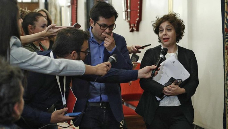 ep la vicepresidenta primeracongresolos diputados gloria elizo ofrece declaracioneslos medioscomunicacionde entrarensegunda reunionla mesacongresolos diputadosla xiii legislatura