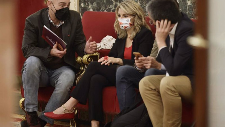 La vicepresidenta segunda y ministra de Trabajo y Economía Social, Yolanda Díaz, conversa en las inmediaciones de una sesión plenaria en el Congreso | Eduardo Parra - Europa Press ep la vicepresidenta segunda y ministra de trabajo y economia social yolanda diaz conversa en las
