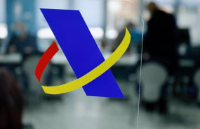 ep logotipo de la agencia tributaria en una mampara en una oficina de dicha agencia en guzman el