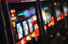 ep maquina tragaperras en una sala de juegos