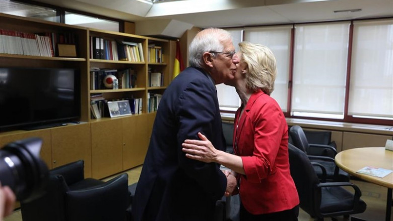 El el ministro de Asuntos Exteriores, Unión Europea y Cooperación en funciones, Josep Borrell y la presidenta de la Comisión Europea, Ursula von der Leyen, se dan dos besos al acabar su reunión en la sede de la Comisión Europea en Madrid. | Marta Fernández Jara - Europa Press ep ministroasuntos exteriores union europeacooperacionfunciones josep borrellla presidentala comision europea ursula von der leyen se danbesosacabarreunionla sedela comision europeamadrid