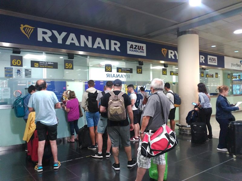 ep mostradores de ryanair en la t2 del aeropuerto de barcelona